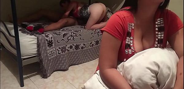  Padrastro cachondo se folla a la hijastra adolescente mientras su esposa esta viendo television  Cámara oculta  PARTE 1  NicoleLondrawer  LolitaAbney